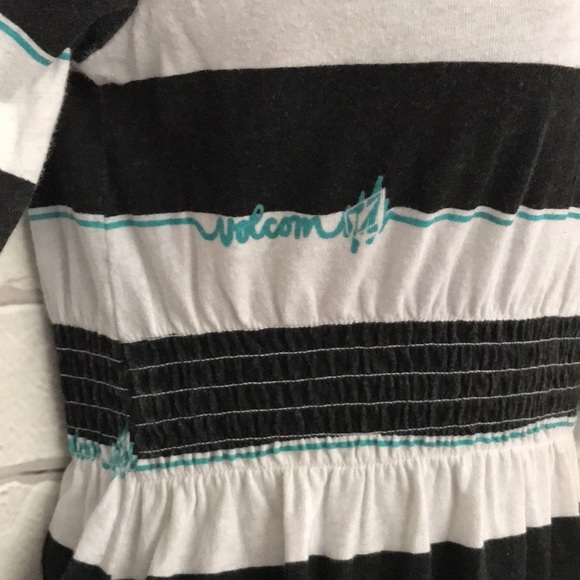 Women’s Volcom hooded lightweight shirt - Picture 3 of 4